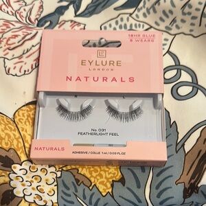 Naturals Featherlight Feel Lashes - Black